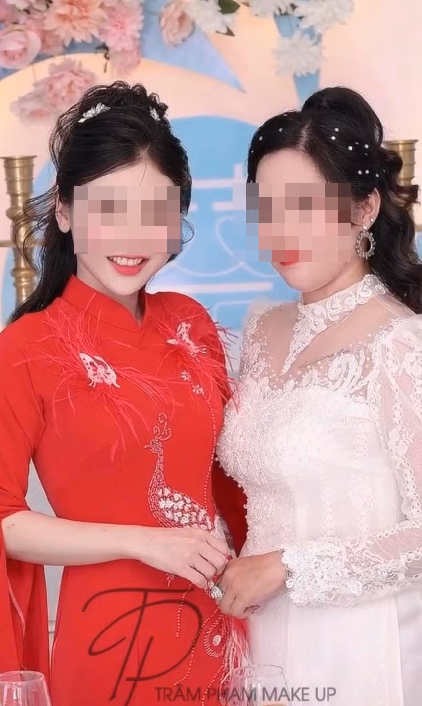Ngay sau khi bài đăng chia sẻ lên MXH, cư dân mạng lập tức xôn xao, bàn tán. Phần lớn ý kiến cho rằng cô gái khá "vô duyên" khi trang điểm, ăn mặc quá lộng lẫy lấn át cả cô dâu: "Đi đám cưới thì chỉ cần mặc đẹp vừa vừa thôi, nên nhận thức ai là nhân vật chính chứ", "Mặc áo dài cũng được những rõ ràng chiếc áo dài trắng kia phù hợp cho cô dâu trong lễ ăn hỏi",...là những bình luận của cư dân mạng. Ảnh: Trâm Phạm Makeup
