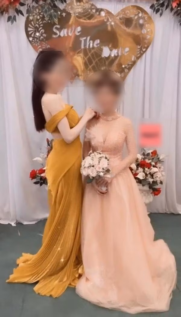 Với vóc dáng thanh mảnh, xinh đẹp cùng với việc khoác lên người bộ trang phục nổi bật như thế đã khiến cô gái trở thành tâm điểm chú ý tại buổi tiệc. Thậm chí, khi đứng cạnh chụp ảnh cùng cô dâu, khách mời nữ này lấn át cả nhân vật chính. Ảnh: Internet