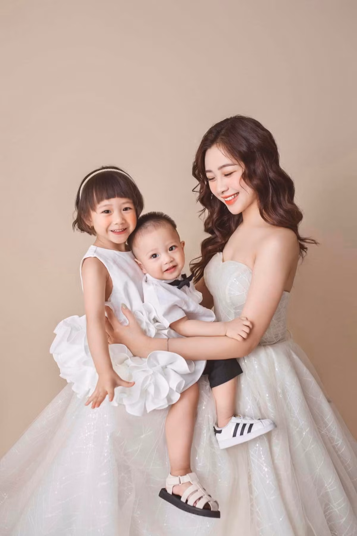 Trên mạng xã hội, Nhật Linh chủ yếu chia sẻ những hình ảnh liên quan đến chồng con.