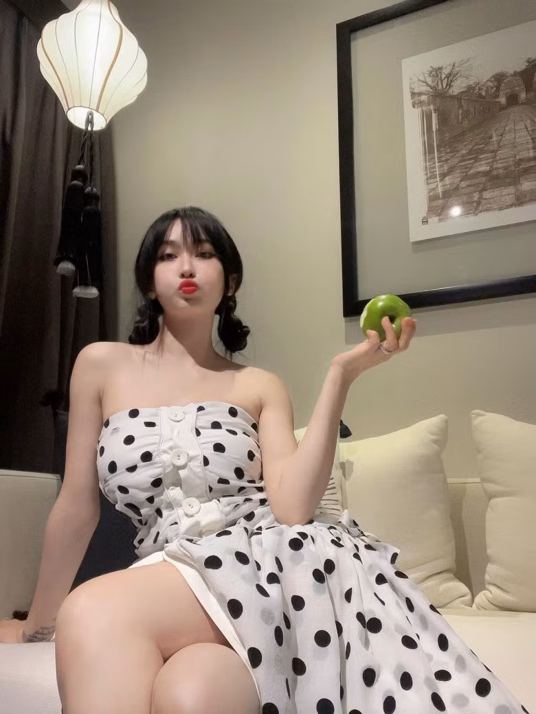 Hội chị em theo dõi vợ Minh Nhựa liên tục "wow" bởi những outfit tôn dáng và cơ thể săn chắc như gái son của cô.