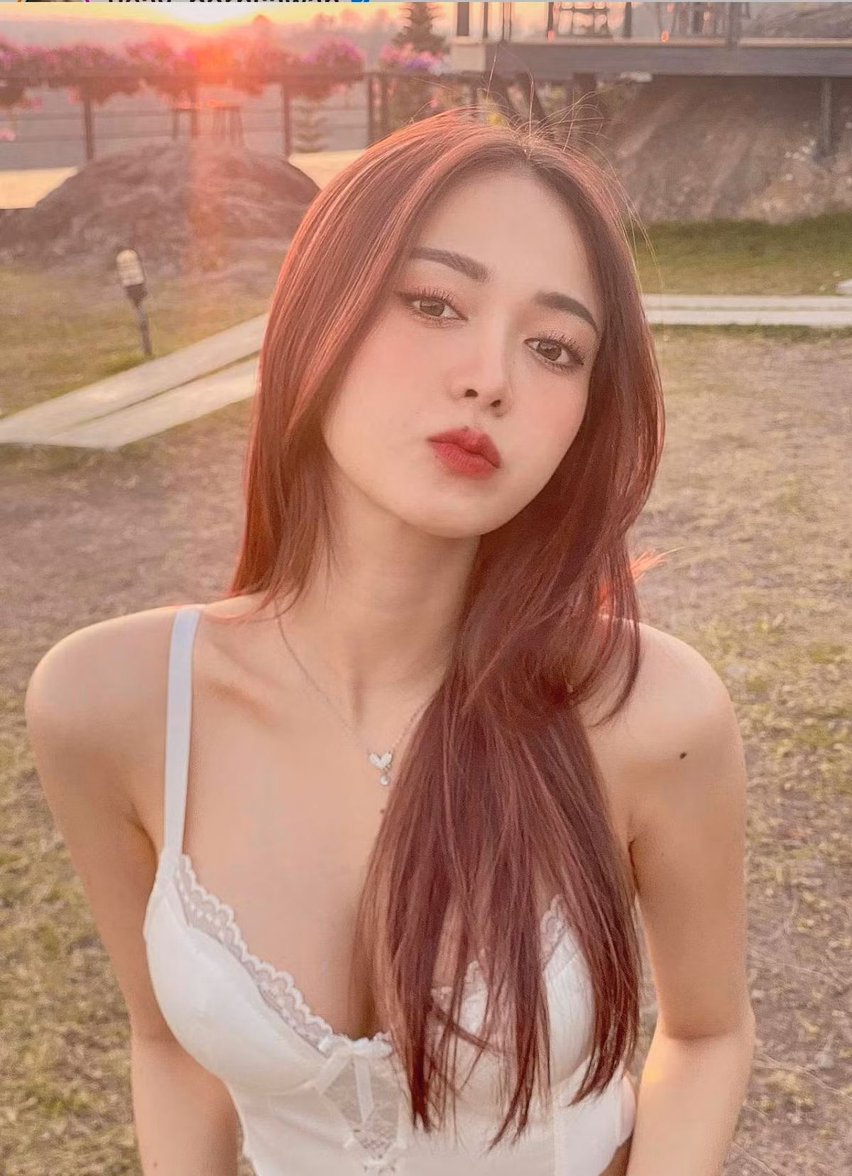 Gái xinh này sở hữu gần 1,5 triệu lượt theo dõi trên Intagram và 1,3 triệu lượt theo dõi trên Facebook.