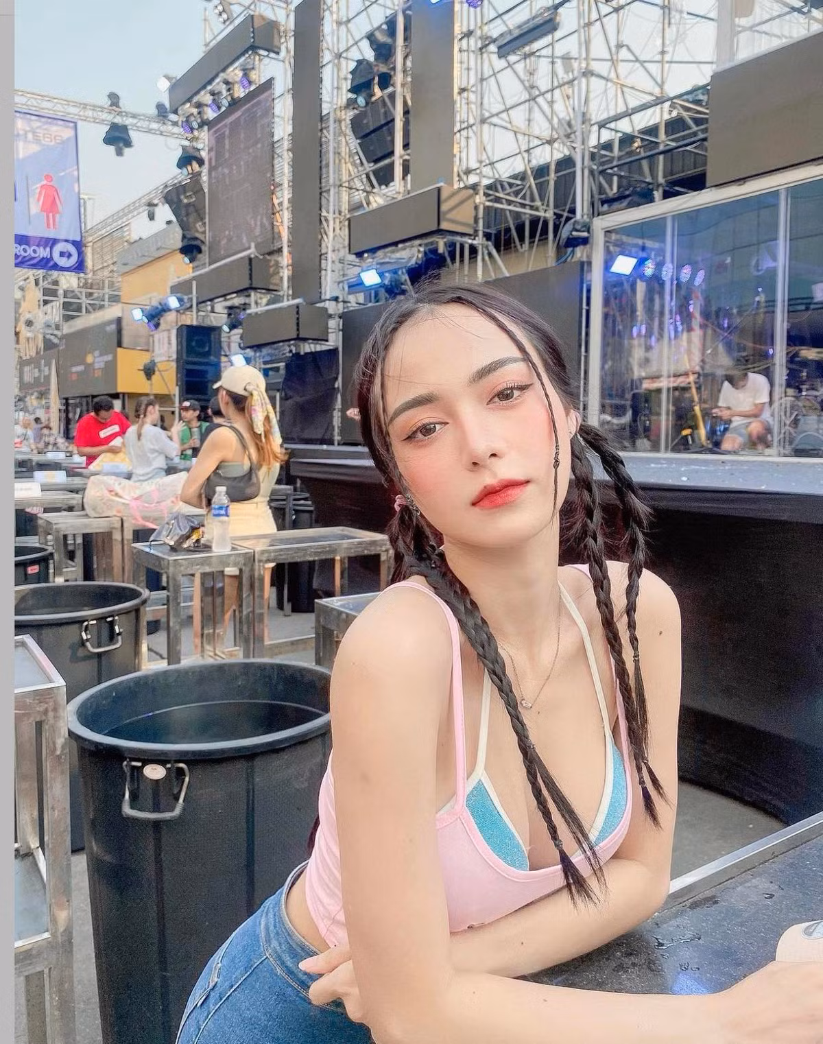 Không chỉ vậy, với dáng người nhỏ nhắn, thon gọn, Pornsawan phù hợp với nhiều kiểu trang phục từ nữ tính, dịu dàng cho tới năng động, khỏe khoắn.