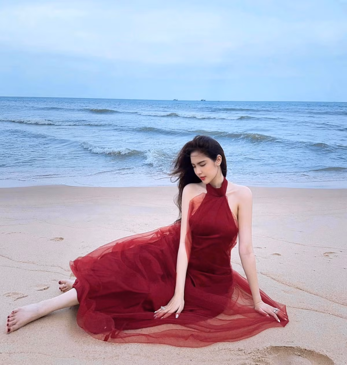Đoan Nghi cao 1m65, số đo 3 vòng lần lượt là 86-57-95 (cm). Gái xinh Đồng Tháp mang trong mình 2 dòng máu Việt - Trung.