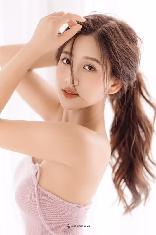 Sau khi công khai hẹn hò, Bùi Thu Hương được khán giả chú ý hơn.