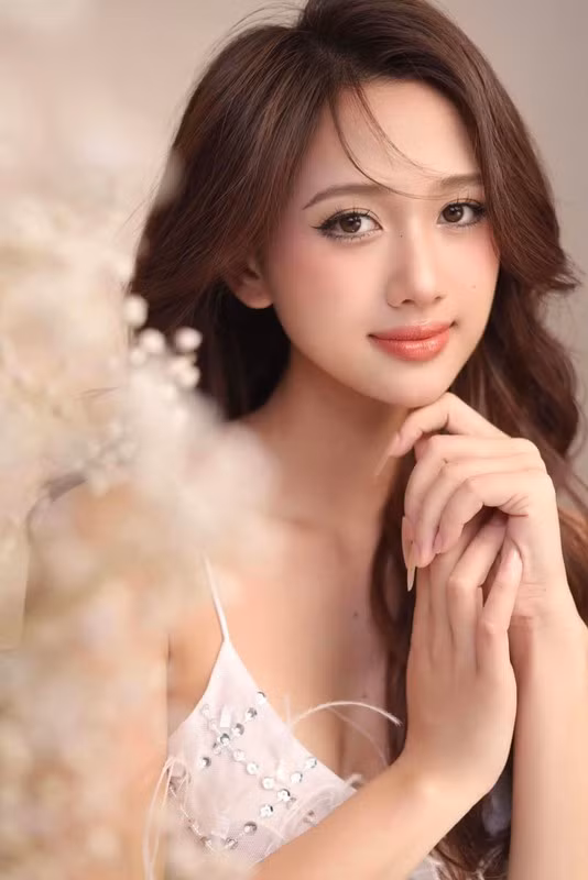 Trái ngược khi hình ảnh nền nã khi lên sóng, ngoài đời, Thu Hương chuộng các thiết kế tôn hình thể.