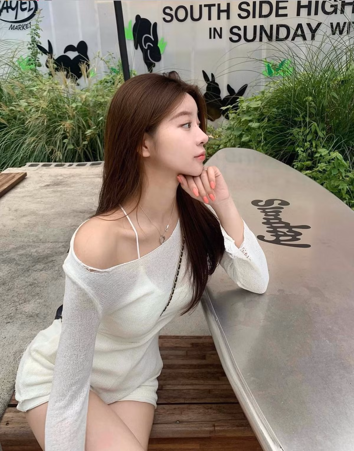 Cô theo đuổi phong cách thời trang nữ tính, gợi cảm và quyến rũ.