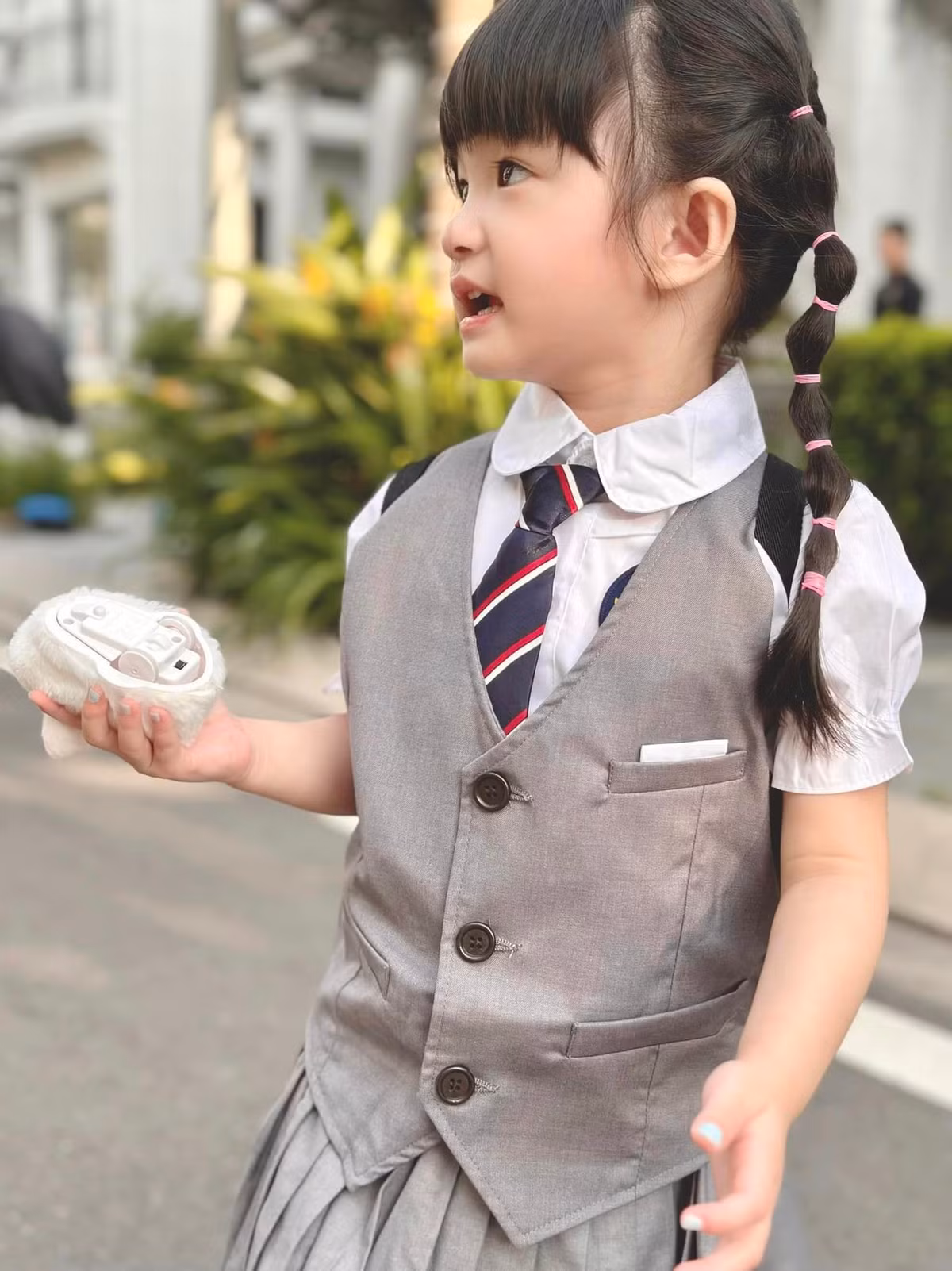 Nổi bật và dễ nhận diện nhất chính là chiếc balo tới từ thương hiệu Dior. Được biết, chiếc túi này có giá trị lên tới gần 50 triệu đồng.