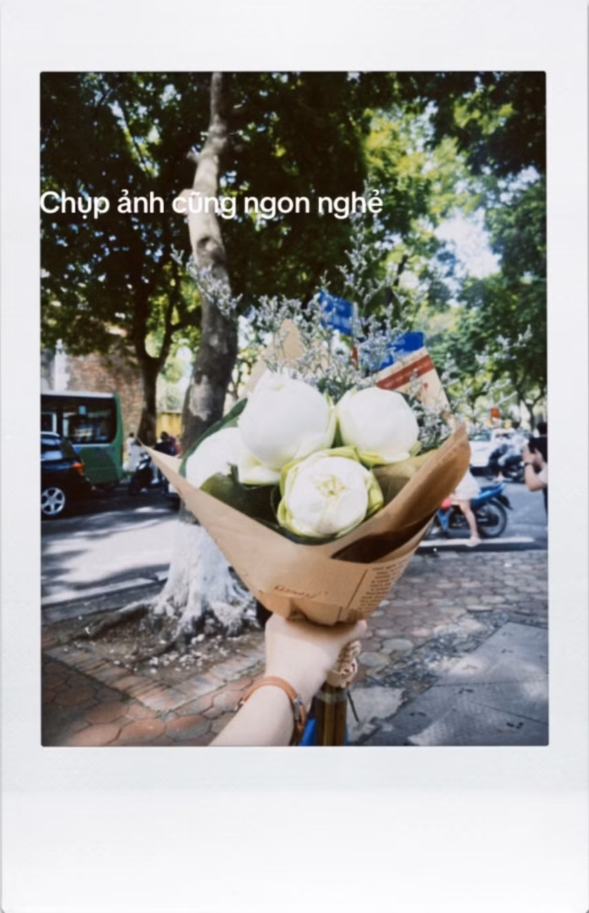Bó hoa có khoảng 5 bông với kích cỡ khá to, đầy đặn và được bó trong gói giấy trông vô cùng lịch sự, đẹp mắt.