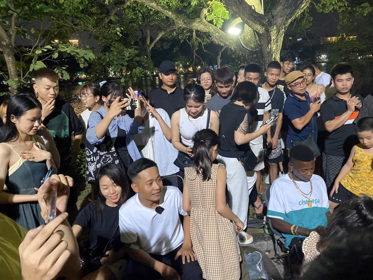 Theo hình ảnh đăng tải, người qua đường vây kín Quang Linh Vlog và Lindo để xin chụp ảnh kỉ niệm. Cả 2 cũng thân thiện tương tác nhiệt tình cùng người hâm mộ. Ảnh: Giang Nara