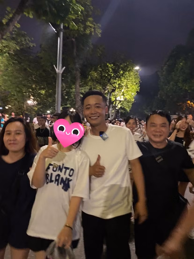 Anh chàng xứ Nghệ còn còn bị fan trêu chọc ngày càng sở hữu "nụ cười công nghiệp" vì phải thường xuyên chụp ảnh tương tác cùng khán giả. Ảnh: Giang Nara