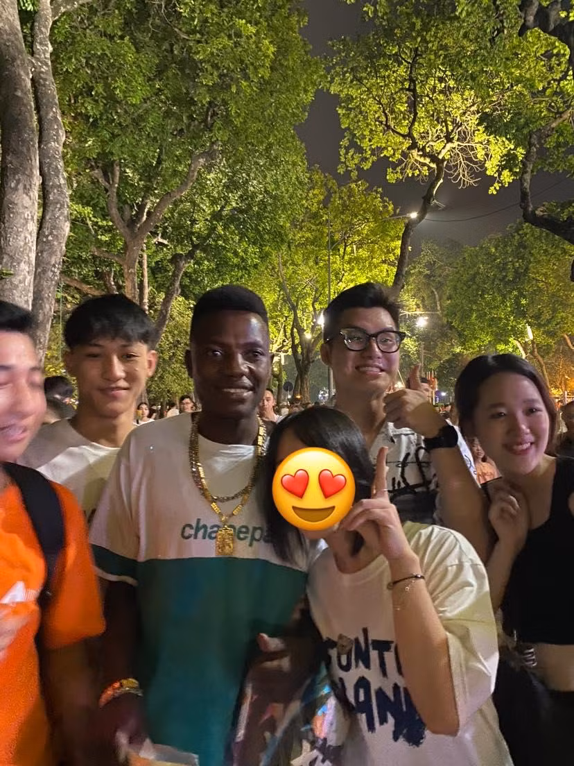 Loạt khoảnh khắc Quang Linh Vlog và Lindo xuất hiện trên phố đi bộ đang gây sự chú ý đến cư dân mạng. Ảnh: Giang Nara