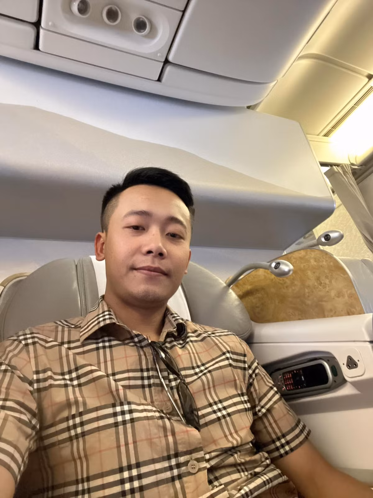 Quang Linh Vlogs tên thật là Phạm Quang Linh, sinh năm 1997. Anh chàng mang tới cho người xem những trải nghiệm chân thực và đầy tự hào của một người Việt sinh sống và giúp đỡ những người khó khăn ở nước bạn Angola.