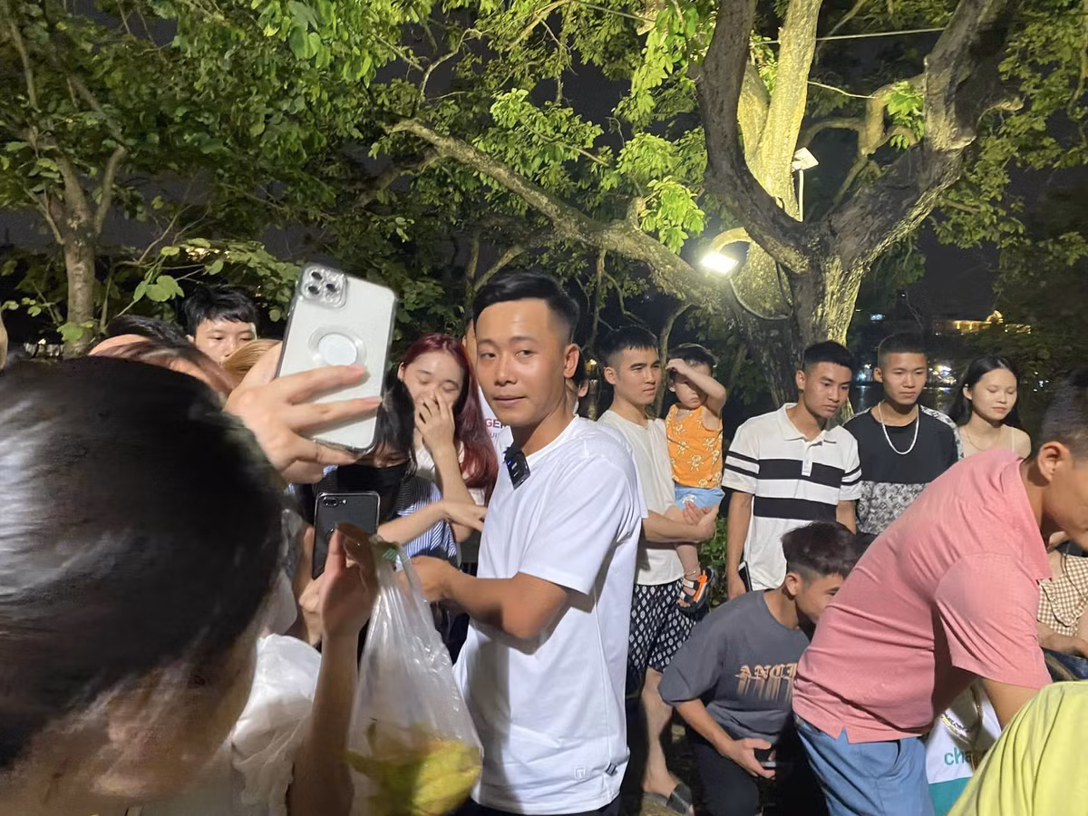 Mới đây, trên 1 diễn đàn mạng xã hội hào hứng chia sẻ những bức ảnh người hâm mộ gặp gỡ Quang Linh Vlog và anh bạn thân Lindo tại phố đi bộ. Ảnh: Giang Nara