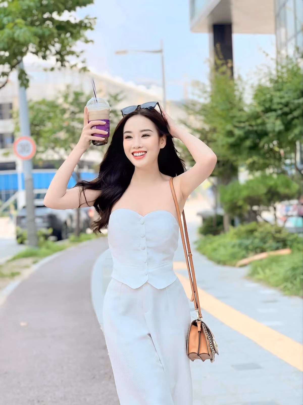 Người đẹp sinh năm 1997 sở hữu lượng người theo dõi đông đảo trên mạng một phần nhờ những bức ảnh táo bạo, quyến rũ.