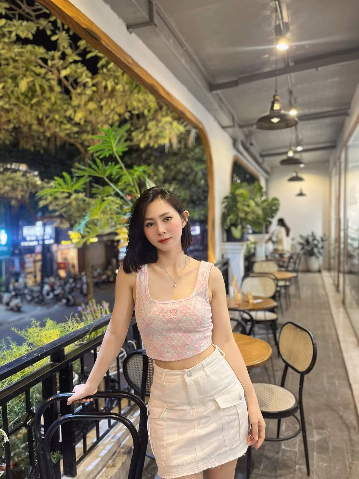 Sở hữu gương mặt xinh xắn, thân hình nóng bỏng cùng khả năng diễn xuất tốt, hot girl Yến Xôi này còn tham gia nhiều bộ phim Làng ế vợ 3, Loa phường TV, Đại gia chân đất...