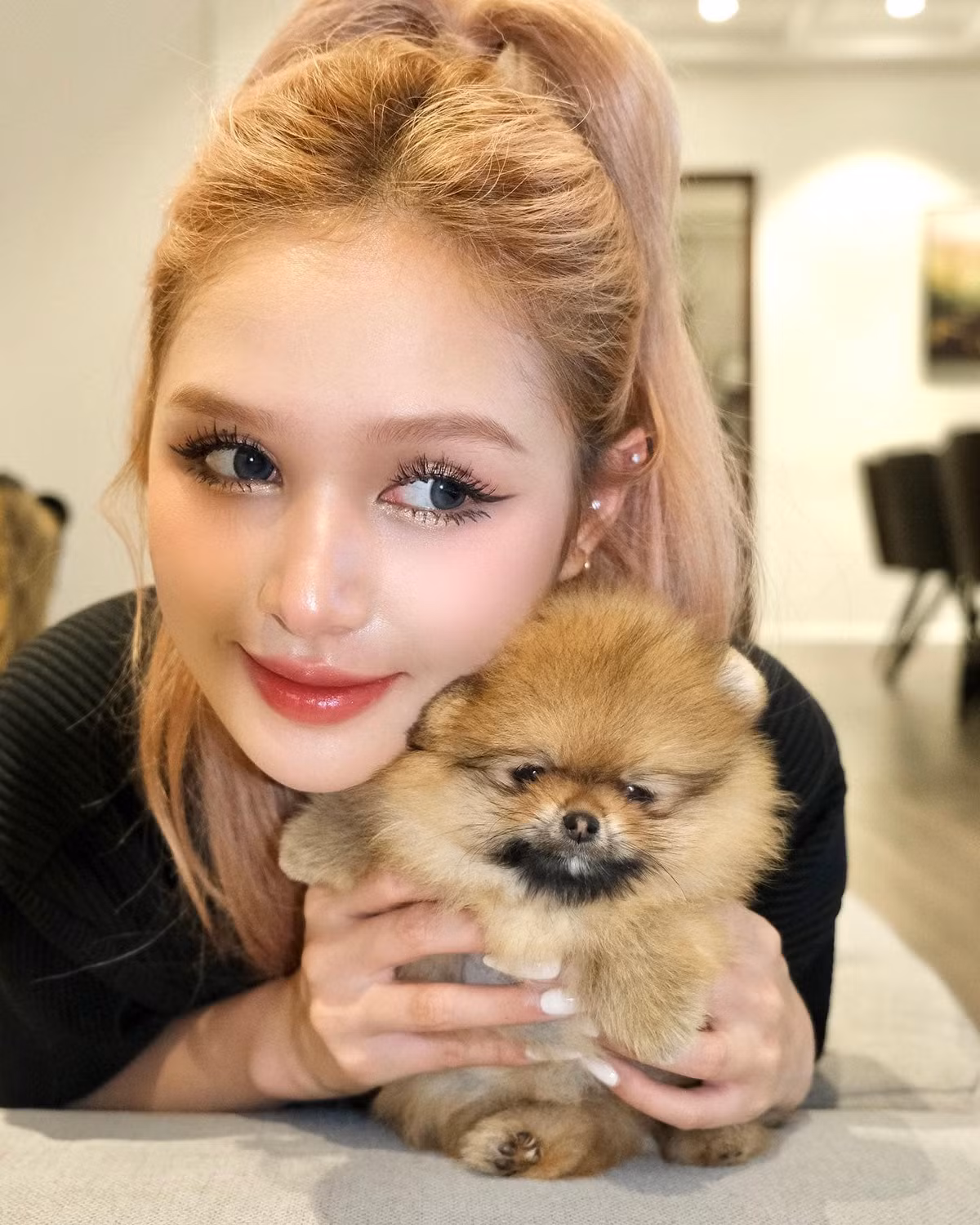 Phía dưới đoạn clip của Xoài Non, netizen trầm trồ và liên tục cảm thán về độ giàu có, chịu chơi của cô nàng. Ảnh: Tổng hợp