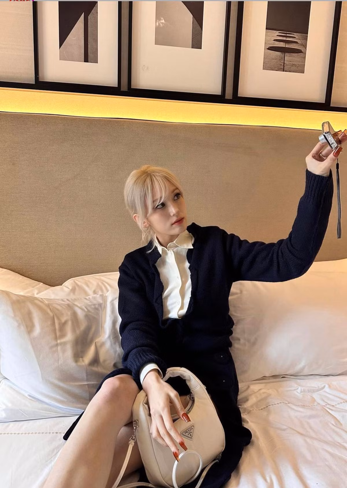 Trong những hình ảnh mới nhất, Jeon Somi khiến công chúng trầm trồ bởi thân hình thon gọn nuột nà, chuẩn như "búp bê sống".