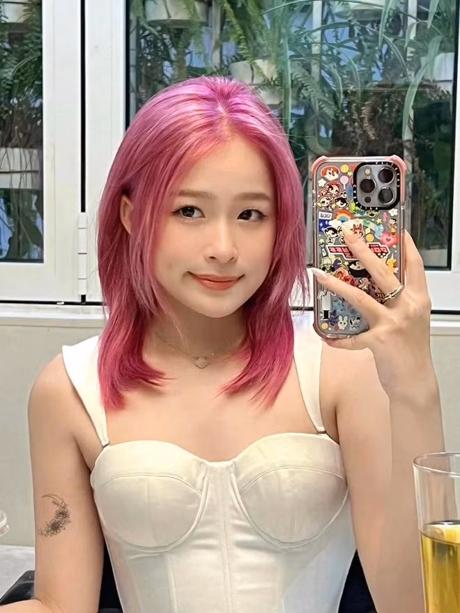 Chưa hết, rich kid Chao còn sở hữu kênh TikTok hàng triệu follow, đồng thời quản lý hàng loạt chuỗi cửa hàng online và nhận làm quảng cáo cho nhiều nhãn hàng.