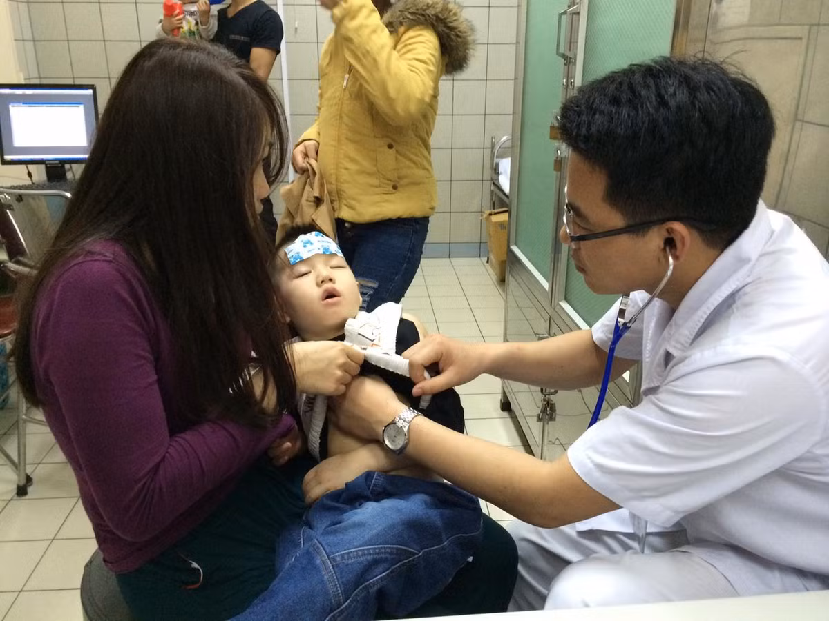 Sốt, sốt cao, sốt li bì về chiều là những dấu hiệu của viêm phế quản, viêm phổi ở trẻ. Ảnh minh họa