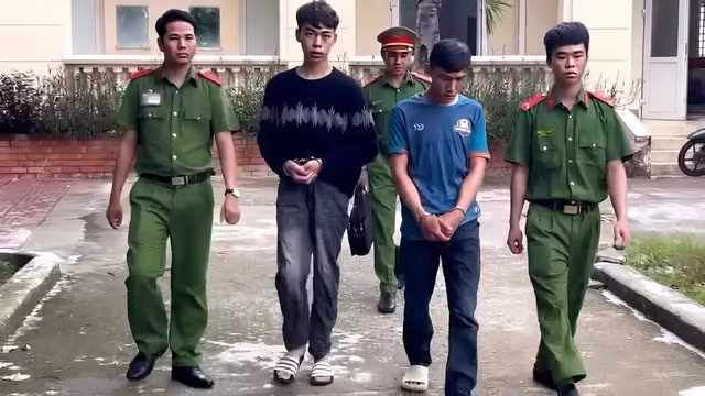 Bat giu 2 doi tuong mao danh can bo truong si quan lua dao