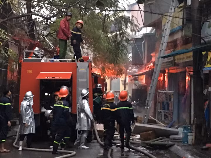 Do ngôi nhà nằm trong ngõ nhỏ khiến công tác cứu hỏa gặp khó khăn.