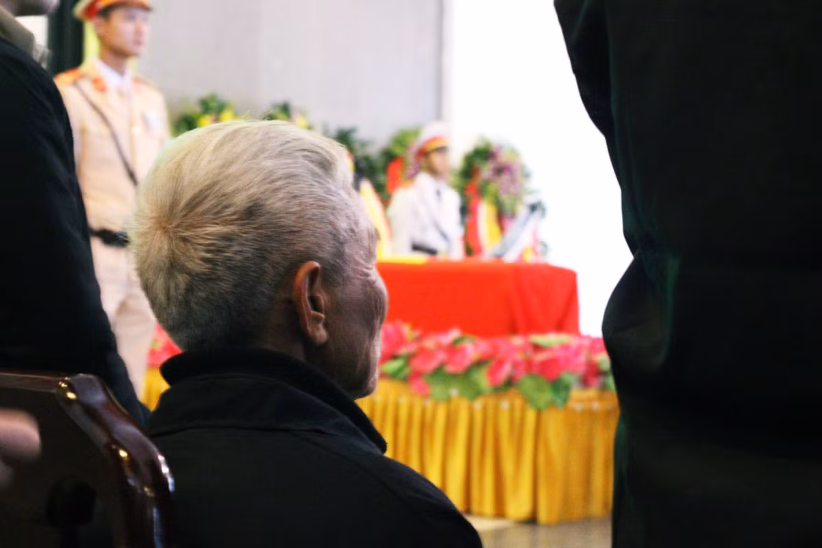 Trung tá Trần Văn Vang sinh ra trong gia đình thuần nông, trên quê hương Ninh Binh. Gia đình có 9 anh chị em, Trung tá Vang là con thứ 6 trong gia đình. Hơn 21 năm công tác trong lực lượng Công an nhân dân dù phải chuyển qua nhiều đơn vị công tác nhưng Trung tá Vang vẫn luôn cố gắng hoàn thành xuất sắc nhiệm vụ được giao.