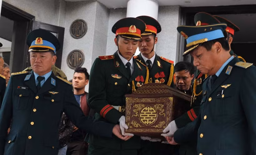 Đồng đội tiễn biệt anh.