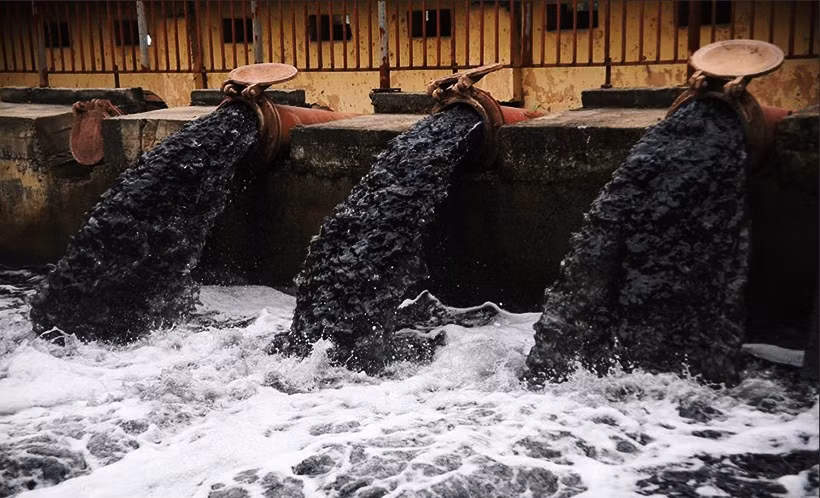 Theo nhiều người dân, một trong những nguyên nhân khiến nguồn nước ô nhiễm là do khoảng 10 năm trở về đây nước thải từ một số cơ sở công nghiệp liên tục xả ra sông Đáy.