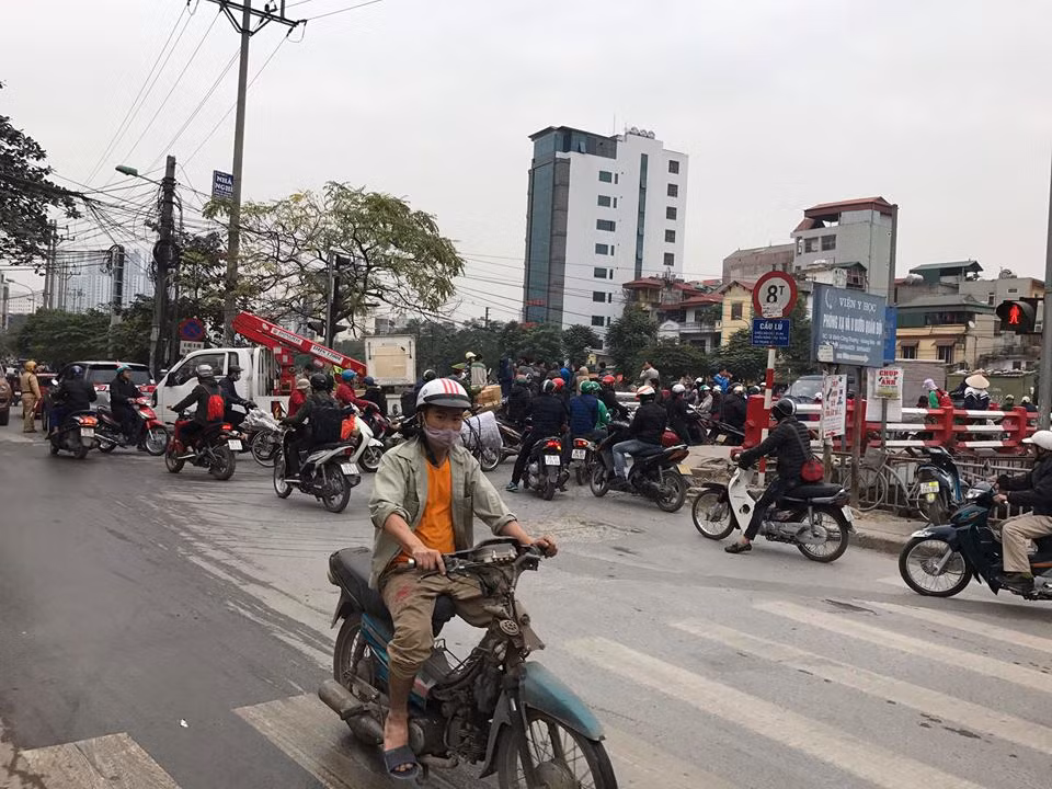 Người dân tập trung theo dõi vụ việc rất đông.