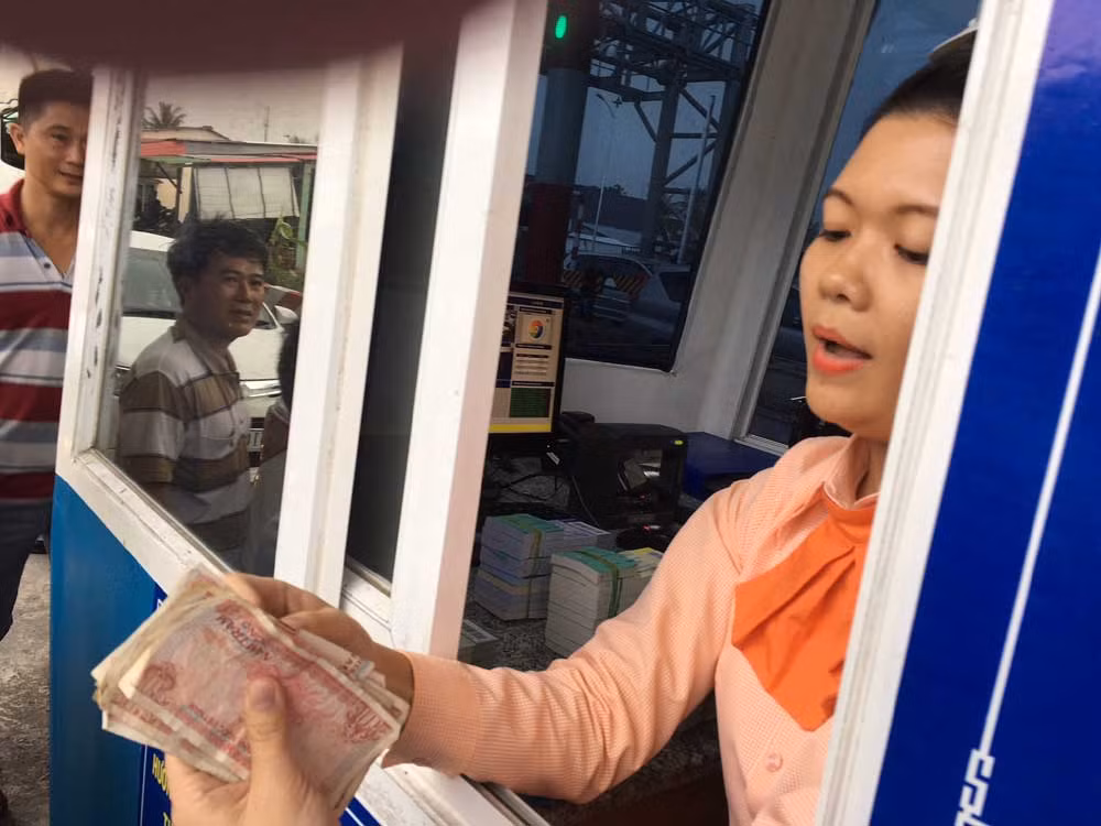 Nữ tài xế yêu cầu nhân viên trạm thu phí BOT Cai Lậy đếm lại tiền lẻ nhiều lần.