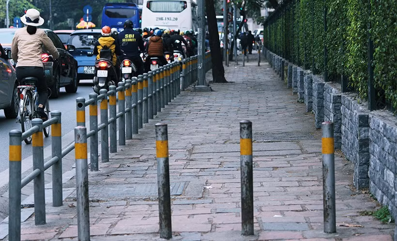 Tại khu vực Văn Miếu Quốc Tử Giám (Hà Nội), hàng rào barie cũng được lắp đặt trên vỉa hè.