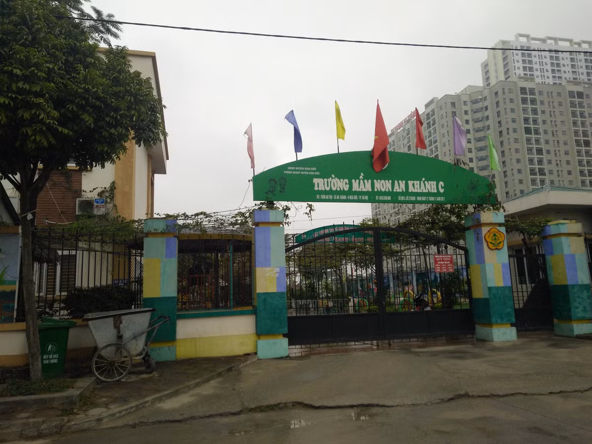 Trường mầm non An Khánh C, nơi gần 500 học sinh, giáo viên phải sơ tán vì mùi khí lạ.
