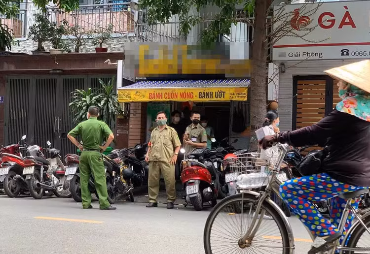  Cặp đôi chết bất thường trong phòng trọ: Sáng 9/7, người dân xóm trọ ở phường 4, quận Tân Bình, TP HCM thấy phòng trọ của ông T. (47 tuổi, quê Hưng Yên) ở tầng đóng cửa im ỉm, có bất thường. Mọi người rủ nhau phá cửa phòng trọ để kiểm tra phát hiện ông T. đã tử vong dưới nền nhà, cạnh đó có một cô gái đã tắt thở với thương tích trên cổ. Hiện vụ việc đang được cơ quan chức năng điều tra, làm rõ. 