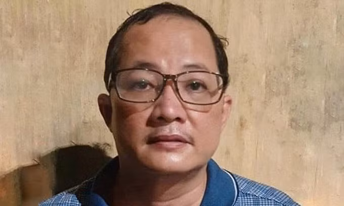 Tháng 7/2021, từ đề nghị của ông Long, bị can Quân đưa 1,2 triệu USD để nhóm môi giới tìm người giúp đỡ. Sau đó, Long và Giang chuyển số tiền này cho bị can Lê Thanh An (46 tuổi, cựu cán bộ phòng 5 của Cục C03). Trong đó, An nhận 500.000 USD tại phòng làm việc của Long và hướng dẫn Hà Duy Tuấn (lao động tự do) nhận một triệu USD tại khu vực cổng sau của Bộ Công an ở Hà Nội.
