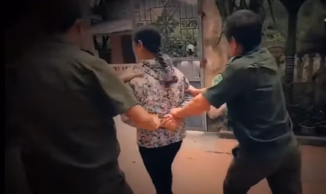 Đến rạng sáng 25/5/2019, bà Nhi bị bắt khi đang trốn tại nhà người quen ở thị trấn Liên Nghĩa, huyện Đức Trọng, cách hiện trường 50 km.