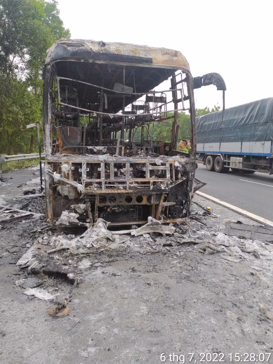 Khi xe di chuyển đến Km243+150 trên cao tốc, thuộc địa phận xã Liêm Sơn (huyện Thanh Liêm, tỉnh Hà Nam) thì ngọn lửa bất ngờ bùng lên. Lúc này tài xế nhanh chóng điều khiển xe vào làn dừng khẩn cấp sau đó hỗ trợ đưa hành khách và hàng hóa thoát khỏi xe.