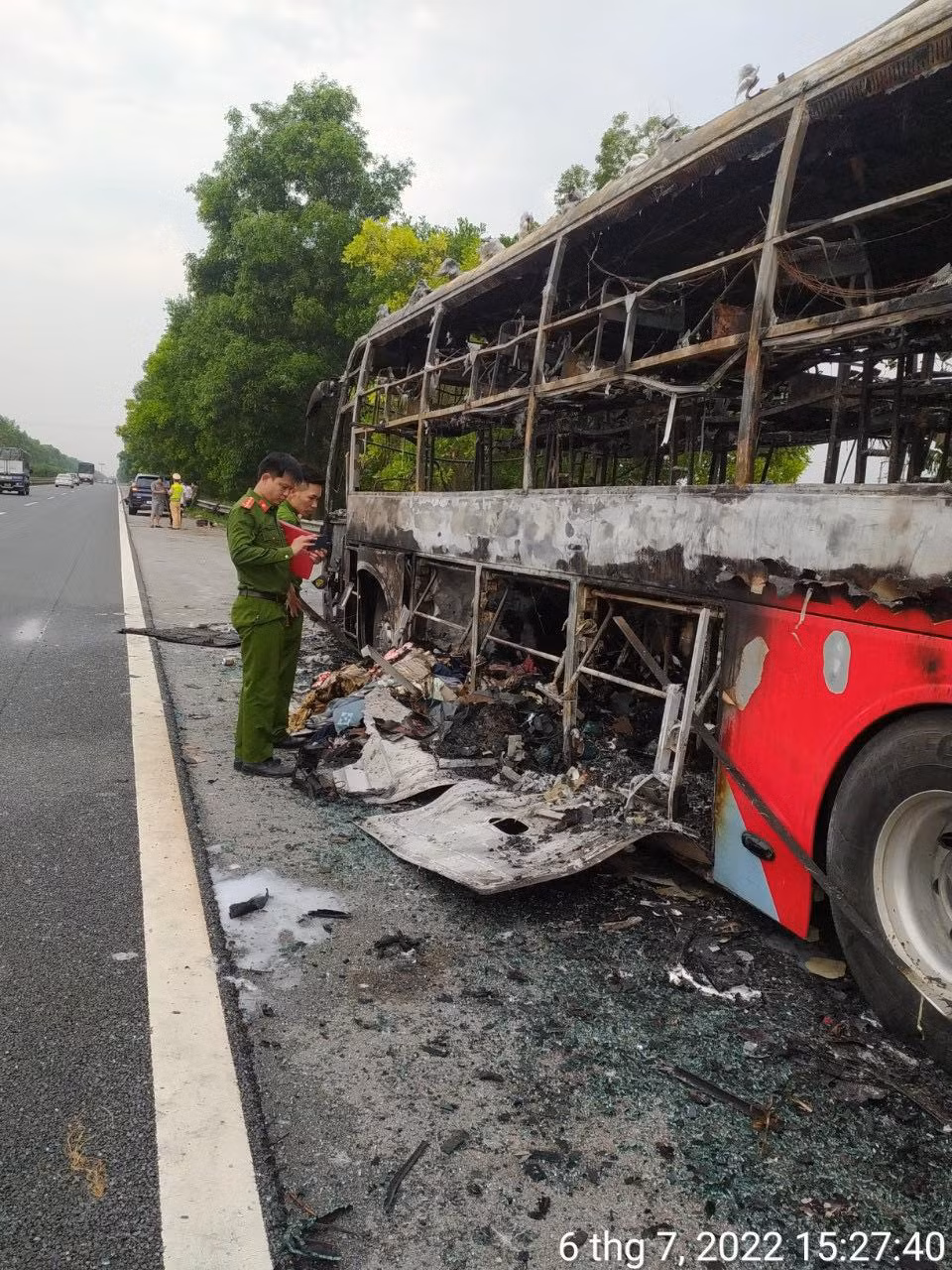 Chỉ ít phút sau đó, ngọn lửa dữ dội đã bao trùm cả chiếc xe. May mắn, vụ hoả hoạn không thiệt hại về người.