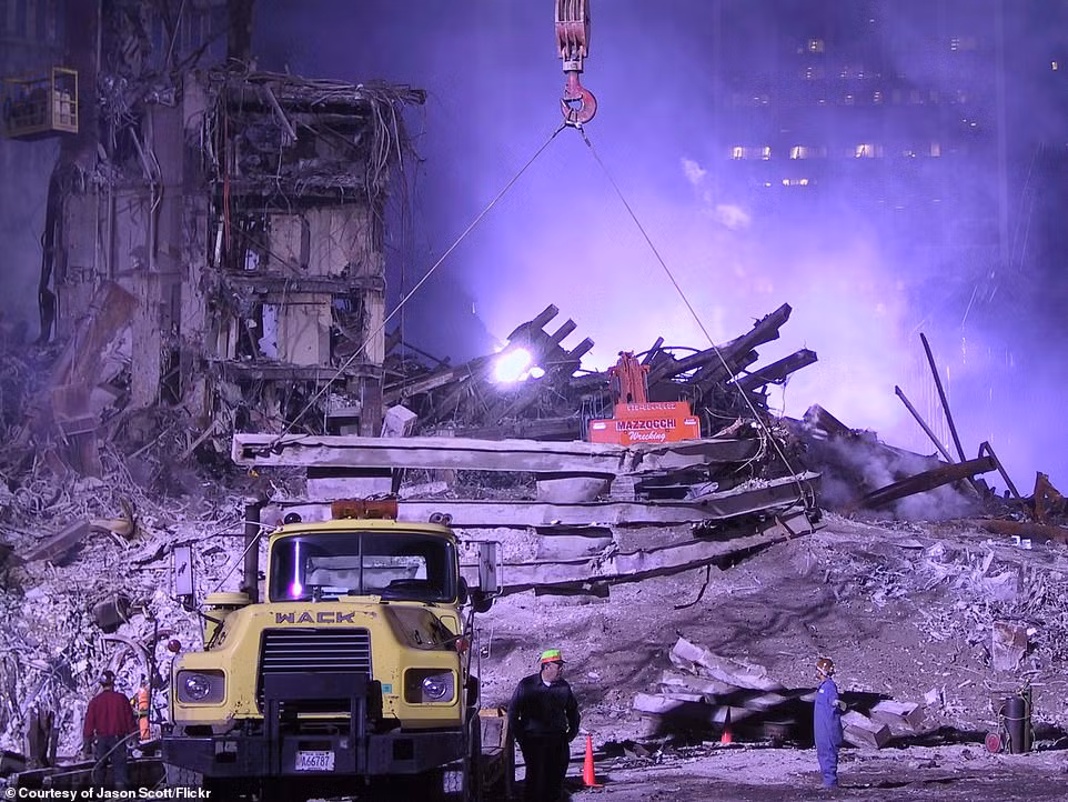 Trong vụ khủng bố 11/9/2001, tòa tháp Trung tâm Thương mại Thế giới (WTC) ở New York bị không tặc chiếm máy bay và lao vào khiến công trình này đổ sập hoàn toàn.