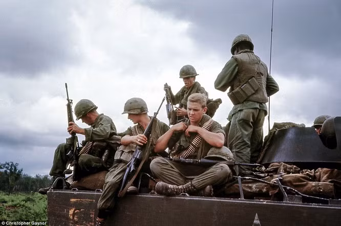 Christopher Gaynor là một trong những binh lính Mỹ từng tham chiến trong Chiến tranh Việt Nam. Ông trở về nước vào tháng 2/1968 và mang theo những bức ảnh chụp tại chiến trường Việt Nam. Trong ảnh là một nhóm lính Mỹ di chuyển trên một chiếc xe bọc thép.