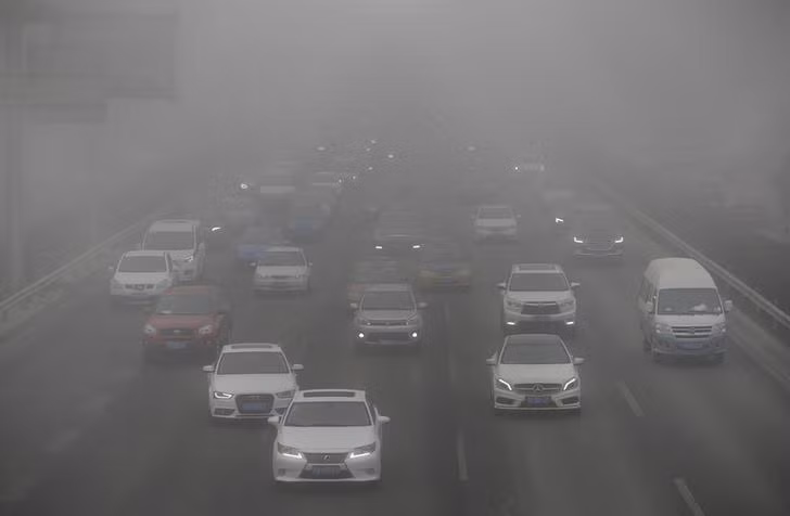 Giới chức Bắc Kinh cũng làm rõ trách nhiệm của chính phủ, doanh nghiệp và xã hội, đồng thời huy động người dân tham gia bảo vệ môi trường. Do khí thải xe cộ là một trong 2 nguyên nhân chính gây ô nhiễm không khí nên chính quyền Bắc Kinh khuyến khích người dân sử dụng các phương tiện giao thông công cộng, các phương tiện sử dụng năng lượng sạch và hạn chế sử dụng phương tiện cá nhân.