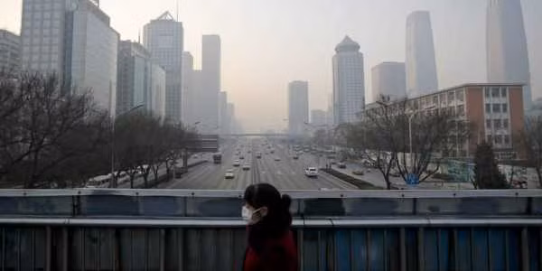 Những nguyên nhân chính khiến không khí ở Bắc Kinh ô nhiễm nghiêm trọng được xác định là do khí thải xe cộ và đốt than. Để cải thiện chất lượng không khí, chính quyền Bắc Kinh thực hiện một loạt giải pháp.