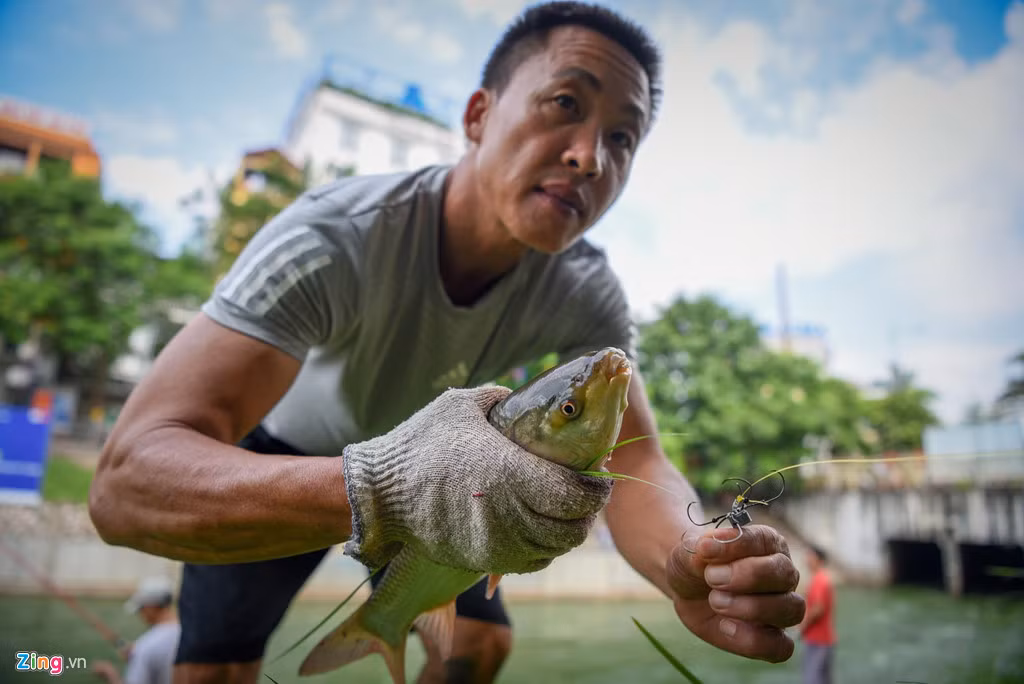 Sau đợt mưa dài ngày, nước sông Tô Lịch (Hà Nội) dâng lên mức 4 m và đổi màu xanh ngắt. Sáng 2/9, rất đông người dân đổ về sông Tô Lịch để câu cá. Tuy nhiên, chỉ ít ngày sau, con sông trở lại màu đen cùng mùi hôi thối. Ảnh: Việt Linh.