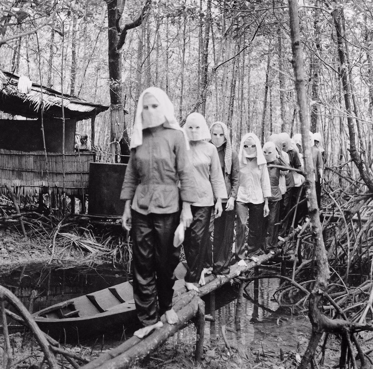 Một nhóm nữ chiến sĩ cách mạng tại rừng Năm Căn năm 1972. Tất cả đều đeo mặt nạ để che giấu danh tính, đề phòng trường hợp có người bị địch bắt sẽ làm bại lộ thân phận những người khác. Đây là một trong những hình ảnh ấn tượng về Chiến tranh Việt Nam giai đoạn từ năm 1954 - 1975.