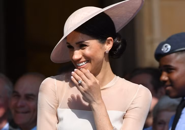 Khi lần đầu xuất hiện trước công chúng với vai trò là Nữ công tước, Meghan mặc váy màu nude và chiếc mũ hiệu Philip Treacy. Trang phục này được đánh giá là thanh lịch và toát lên phong thái hoàng gia.