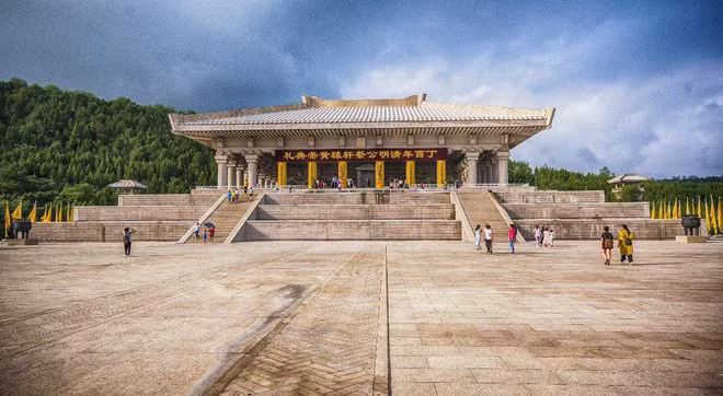 Điều kỳ là đến khó tin là lăng mộ của Hiên Viên Hoàng Đế không bị kẻ gian mạo phạm trong suốt hàng ngàn năm dù bên trong có nhiều bảo vật giá trị.