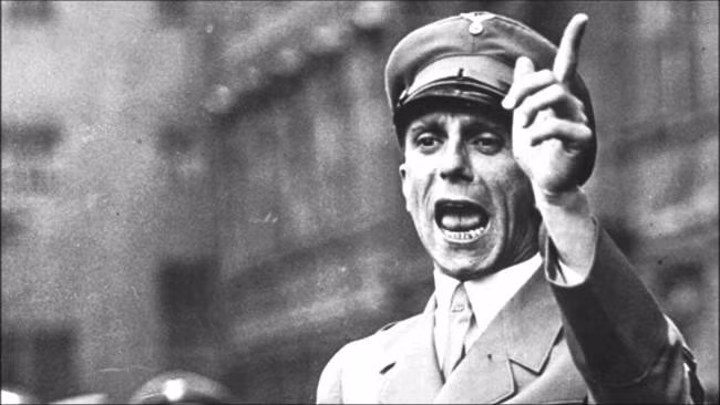 Joseph Goebbels gia nhập đảng Quốc xã vào những năm 1920. Y là thân tín thân cận, làm việc đắc lực cho trùm phát xít Hitler từ trước khi Thế chiến 2 nổ ra.