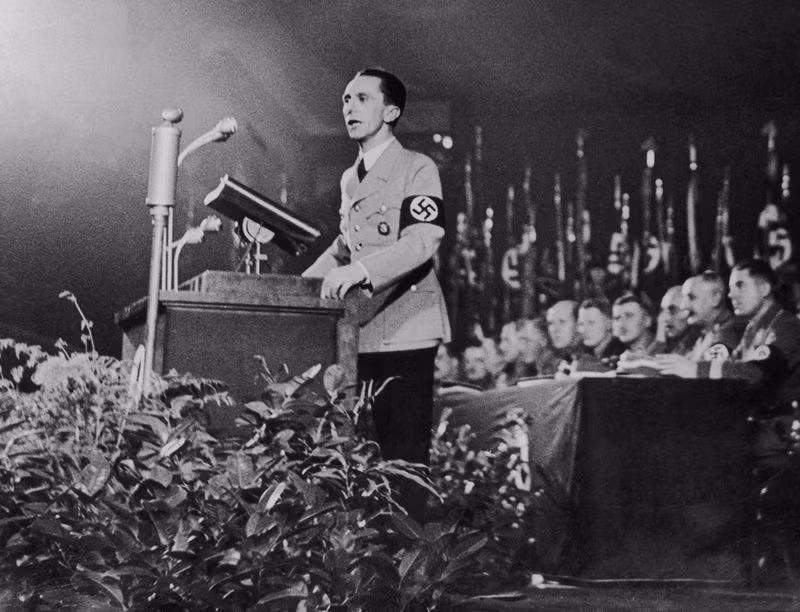 Khi ở trong hầm ngầm tại Berlin ngày 29/4/1945, Hitler bổ nhiệm Goebbels làm Thủ tướng Đức. Sau khi bổ nhiệm Goebbels làm người kế nghiệp, Hitler tự sát.