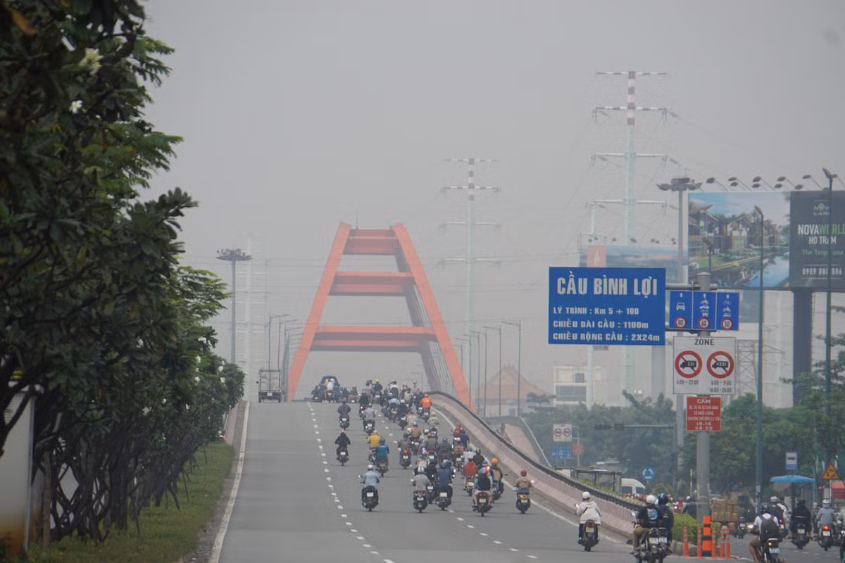 "Không biết vì sương hay bụi mà hôm nay tôi chạy trên con đường này có cảm giác khá cay mắt", anh Minh Đạt, nhà gần khu chế xuất Linh Xuân kể.