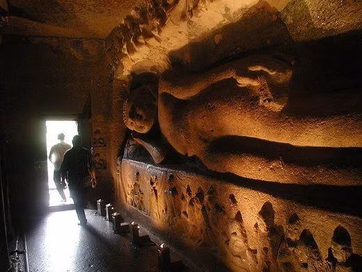 Ajanta được bố trí theo hình móng ngựa với các hang động khoét sâu vào bên trong vách núi đá thẳng đứng cao 76m. Toàn bộ hang động do bàn tay con người tạo ra.