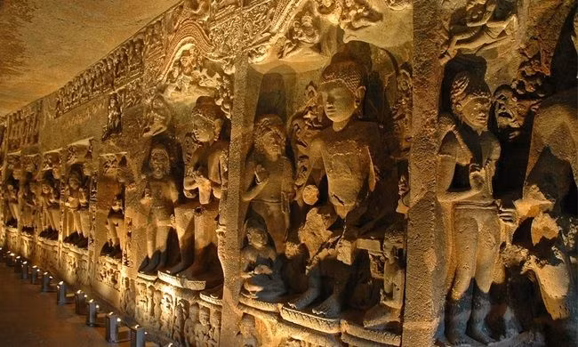 Theo các chuyên gia, hệ thống hang động Ajanta gồm 30 hang. Mỗi hang được các chuyên gia đánh theo số thứ tự.